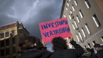 Demonstrant mit Plakat Investoren Vertreiben auf der bundesweiten Demonstration von Mieterorganisationen vom Bündnis Keine Profite Mit Der Miete unter dem Motto Die Stadt gehört allen in Berlin Kreuzberg. (Symbolbild)