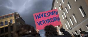 Demonstrant mit Plakat Investoren Vertreiben auf der bundesweiten Demonstration von Mieterorganisationen vom Bündnis Keine Profite Mit Der Miete unter dem Motto Die Stadt gehört allen in Berlin Kreuzberg. (Symbolbild)