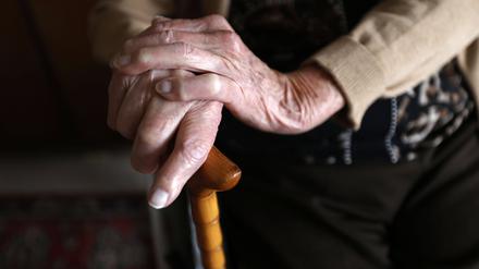Eine 97-jährige Seniorin sitzt in ihrem Zimmer in einem Seniorenwohnheim.