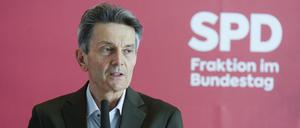 SPD-Fraktionsvorsitzender Rolf Mützenich am 26. September 2023 bei einem Pressestatement.