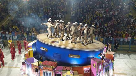Step bei Step. Eine Gruppe von Tänzern auf einer überdimensonierten Trommel im Sambadrom von Rio. 