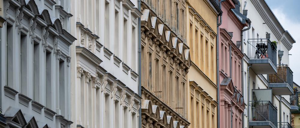 Blick auf sanierte Fassaden der Altbauwohnungen im Berliner Bezirk Prenzlauer Berg.