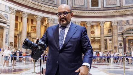 Der Mann an der (Foto-)Kamera im Pantheon in Rom ist Gennaro Sangiuliano, seit Oktober 2022  Italiens Kulturminister.