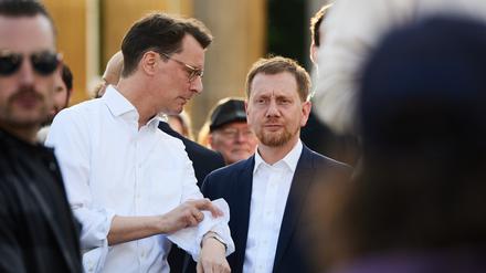 NRW-Ministerpräsiden Hendrik Wüst (l.) mit Sachsens Ministerpräsident Michael Kretschmer bei einer Solidaritätskundgebung für den SPD-Politiker Ecke in Berlin.