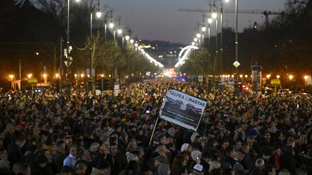 Menschen nehmen an einer Demonstration auf dem Heldenplatz teil. Die Demonstranten fordern einen Wandel in der politischen Kultur des Landes, nachdem Ungarns Staatspräsidentin Katalin Novak am 10.02.2024 auf Druck von Opposition und Regierung zurückgetreten ist.