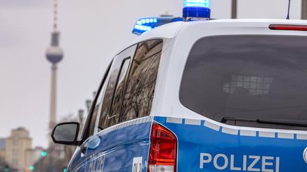 Ein Streifenwagen der Berliner Polizei mit Blaulicht im Einsatz 