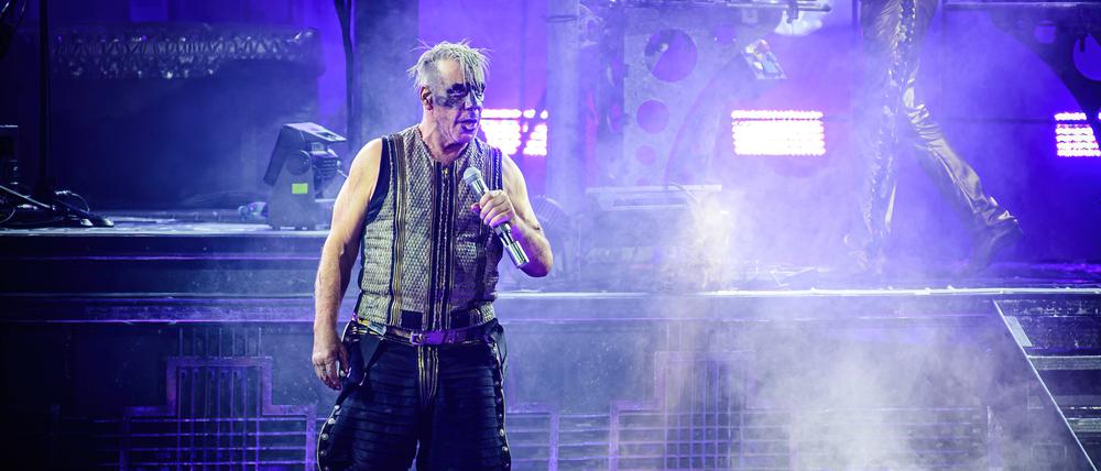 Rammstein-Sänger Till Lindemann bei einem Konzert in Odense, Dänemark. 