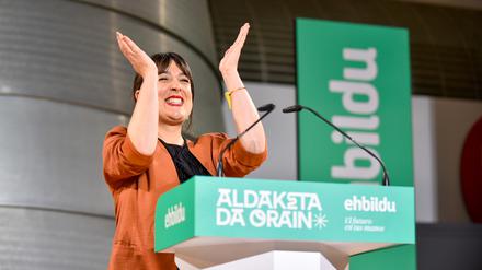 Die Wahlkampfsprecherin von EH Bildu, Oihana Etxebarrieta, spricht auf dem Ensanche-Markt in Bilbao vor den Medien. 