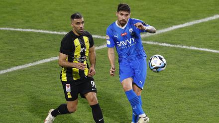 Al Ittihads Spieler Abderrazak Hamdallah (l.) erzielte den zwischenzeitlichen 1:1-Ausgleich. Später wurde er mit einer Peitsche geschlagen.