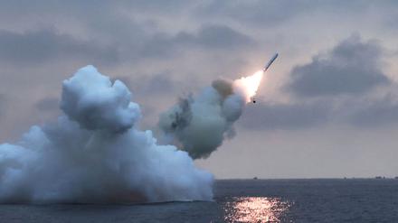 Dieses von der nordkoreanischen Regierung zur Verfügung gestellte Bild zeigt einen Testabschuss eines neu entwickelten strategischen U-Boot-Marschflugkörpers.