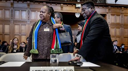 Südafrikas Außenministerin Naledi Pandor and Vusimuzi Madonsela, Pretorias Botschafter in der Niederlande, stehen im Internationalen Gerichtshof. 