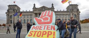 Aktion der Kampagne Mietenstopp vor dem Reichstagsgebäude