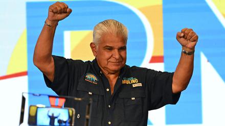 Präsidentschaftskandidat José Raul Mulino feiert seinen Sieg nach der Präsidenten- und Parlamentswahl in Panama neben Marta Linares de Martinelli, der Ehefrau des verurteilten Ex-Präsidenten R. Martinelli.