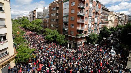 Anhänger versammeln sich und schwenken Fahnen während einer Demonstration zur Unterstützung des spanischen Premierministers vor dem Hauptquartier der PSOE in Madrid.