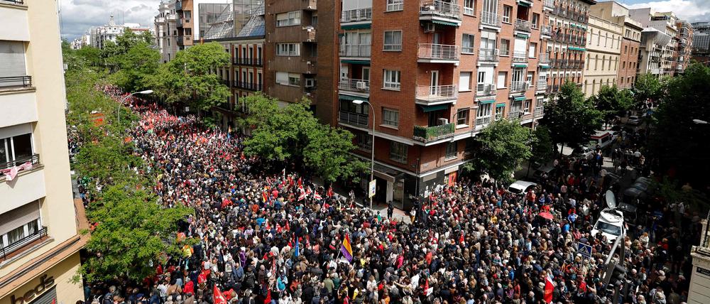 Anhänger versammeln sich und schwenken Fahnen während einer Demonstration zur Unterstützung des spanischen Premierministers vor dem Hauptquartier der PSOE in Madrid.