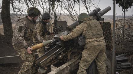 Ukrainische Soldaten der 71. Jägerbrigade feuern eine Haubitze M101 auf russische Stellungen an der Frontlinie. 