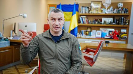 Bürgermeister von Kiew, spricht in einem Interview mit Journalisten der Deutschen Presse-Agentur in seinem Büro im Rataus der ukrainischen Hauptstadt. 
