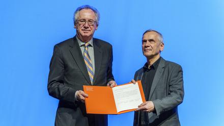 Ernst Osterkamp (l), Präsident der Akademie für Sprache und Dichtung, überreicht Lutz Seiler den Georg-Büchner-Preis in Form einer Verleihungsurkunde.