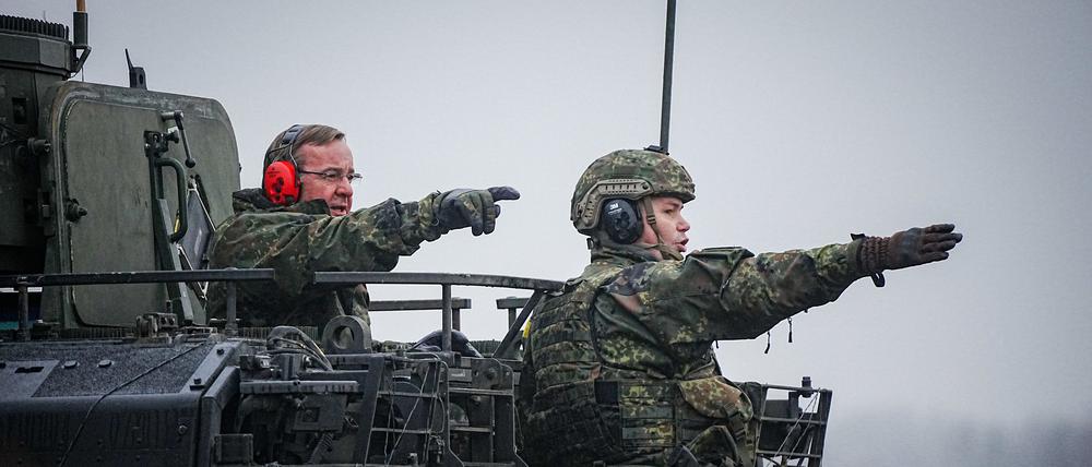 Boris Pistorius (SPD), Bundesminister der Verteidigung, steht mit einem Soldaten bei seinem Antrittsbesuch bei der Bundeswehr auf dem Truppenübungsplatz.