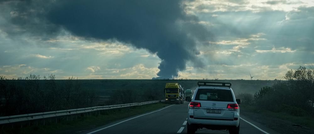 Der Fahrzeugkonvoi mit dem Bundesminister für Wirtschaft und Klimaschutz fährt in der Region Odessa auf eine riesige Rauchsäule nach einem russischen Raketenangriff zu.