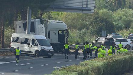 Rettungskräfte arbeiten an der Unfallstelle der Autobahn AP-4 unweit von Sevilla im Süden des Landes.