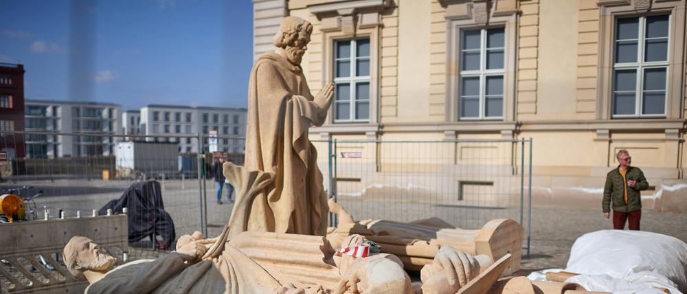 Das Berliner Humboldt Forum erhält acht weitere Balustradenskulpturen. Die Figuren des Hesekiel liegend vorne und des Zacharias liegend sowie des Jonas stehend. 