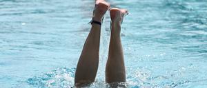 Eine Schwimmerin taucht ins Wasser ab. (Symbolbild)