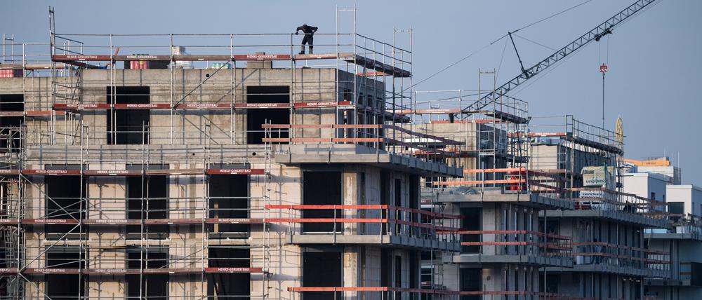 Ein Baugerüst steht an einem Rohbau für Neubau-Wohnungen in Schöneberg. Als Mittel gegen Wohnungsknappheit und steigende Mieten in Berlin schlägt die FDP eine neue Genehmigungspraxis vor. 