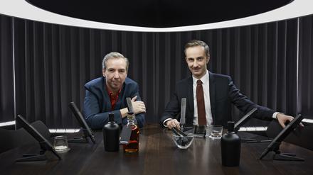 Olli Schulz und Jan Böhmermann sind gemeinsam die Hosts des Erfolgs-Podcasts „Fest & Flauschig“.