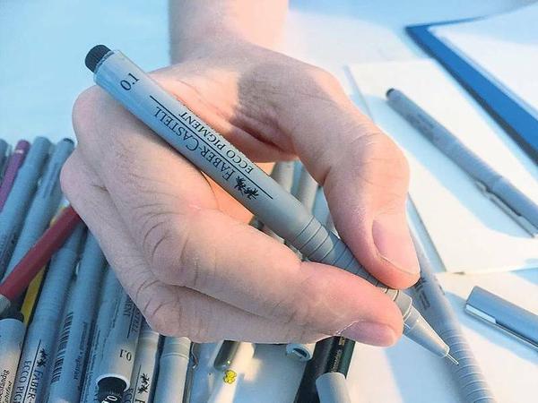 In guten Händen. Mit Stiften wie diesem fertigt Flix seine Reinzeichnungen an.