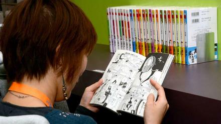 Ja, wie lesen sie denn? Eine Comic-Konsumentin bei der Manga-Lektüre.