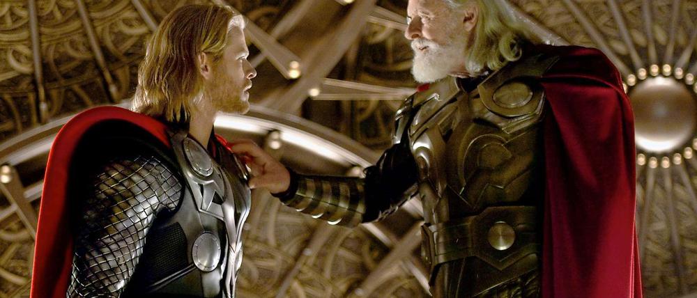 Götter unter such: Thor (Chris Hemsworth, links) und sein Vater Odin (Anthony Hopkins).