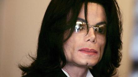 Michael Jackson erscheint 2005 zu einem Gerichtstermin in Santa Maria, Kalifornien.