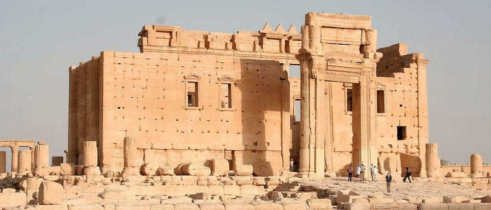 Der Baal-Tempel. Die Löcher in der Fassade rühren von eisernen Klammern, die man in späterer Zeit entwendet hat, um das Metall anderweitig zu verwenden. Der IS hat ihn 2015 gesprengt.