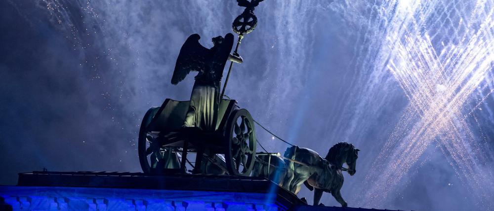 Anlässlich der Festivalwoche "30 Jahre Friedliche Revolution · Mauerfall" wurde bei der Feier am Brandenburger Tor zum Abschluss ein Feuerwerk gezeigt.