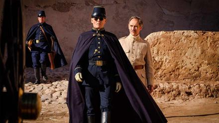 Johnny Depp und Mark Rylance (rechts) in Ciro Guerras „Waiting for the Barbarians“.