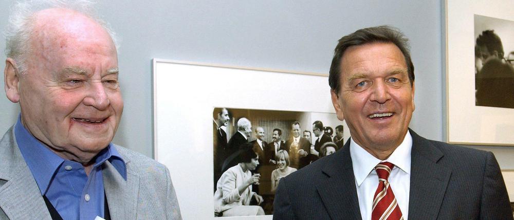 Stefan Moses (l.) 2003 gemeinsam mit dem damaligen Kanzler Gerhard Schröder (SPD) im Willy-Brandt-Haus bei einer Retrospektive anlässlich des 75. Geburtstages des Fotografen.