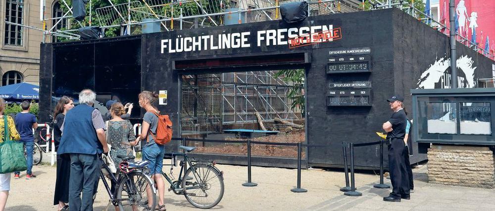 Berliner Aktion: Im Sommer 2016 baute das Zentrum ein Tigergehege mit der Aufschrift "Flüchtlinge Fressen" vor dem Maxim Gorki Theater auf.