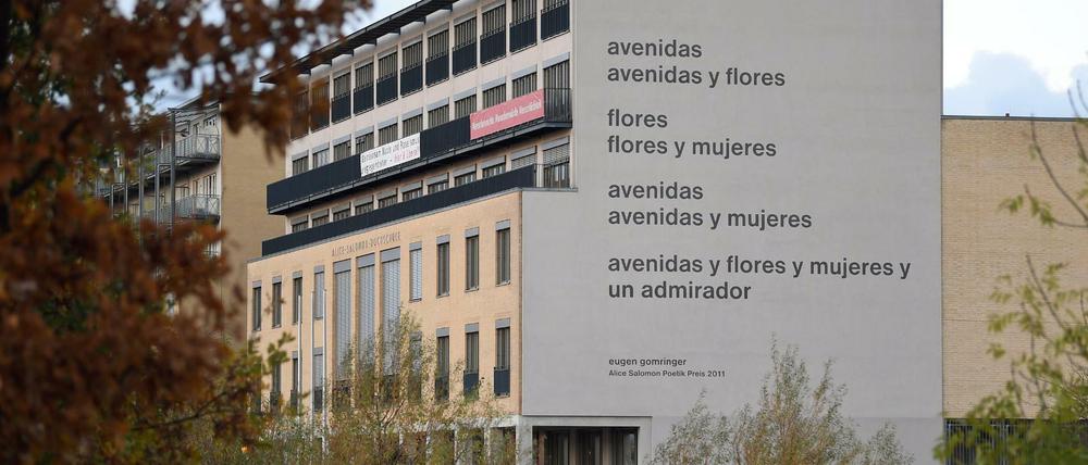 Ein ungeliebter Schmuck: Die Alice-Salomon-Hochschule will das "Avenidas"-Gedicht im Herbst übermalen. 