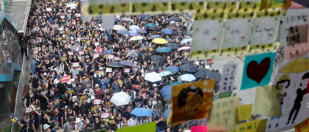 Blick auf eine Massendemonstration Ende Juli in Hongkong durch eine "Lennon Wall" 
