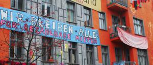 Besetzt kurz nach der Wende: die Liebigstraße 14 in Berlin-Friedrichshain. Mit Farbbeuteln werden restaurierte Altbauten beworfen, um gegen Mieterhöhungen zu protestieren. Aufgenommen am 4. Dezember 2009. 