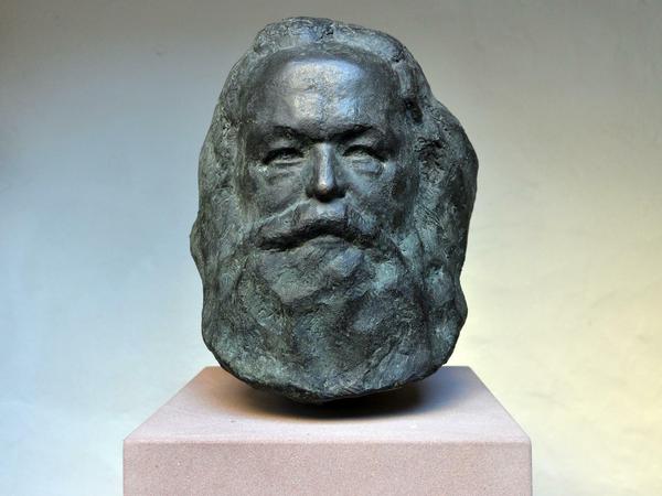 Die Marx-Büste von dessen Urenkel Karl-Jean Lonquet steht seit Mai 2016 im Karl-Marx-Haus in Trier. Die dortige Ausstellung zur Rezeptionsgeschichte von Karl Marx wird derzeit überarbeitet und am 5. Mai wieder eröffnet, zum 200. Geburtstag des Gelehrten und Revoluzzers.
