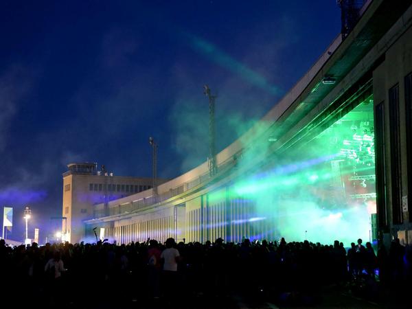 Rauchende Volts. Festivalbesucher beim Lollapalooza-Festival in Tempelhof.