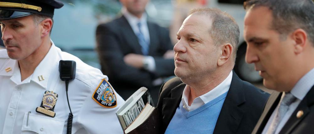 Filmproduzent Harvey Weinstein vor der Polizeiwache in New York.