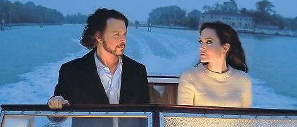 Auf der Flucht. Johnny Depp und Angelina Jolie nehmen in Venedig das passende Verkehrsmittel. 