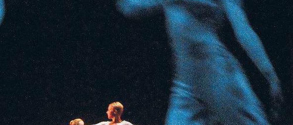 Wir &amp; ihr. Beim Revival von Lucinda Childs’ „Dance“ begegnen die Tänzer von heute ihren Kollegen von der Uraufführung 1979. Foto: Eventpress Hoensch