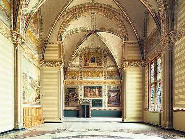 Die Große Halle erhielt ihre ursprüngliche Innendekoration mit Wandmalerei und Terrazzoboden aus dem 19. Jahrhundert zurück.