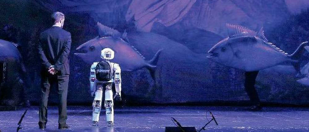 Roboter Myon bestaunt das Bühnenbild in der Komischen Oper.