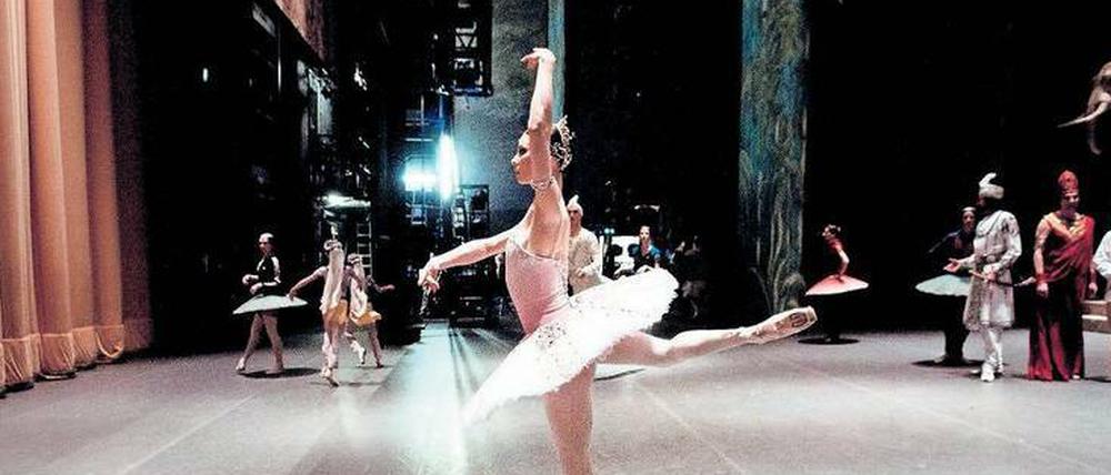 Hinterm Vorhang. Ballerina Maria Alexandrova vor dem Auftritt. 