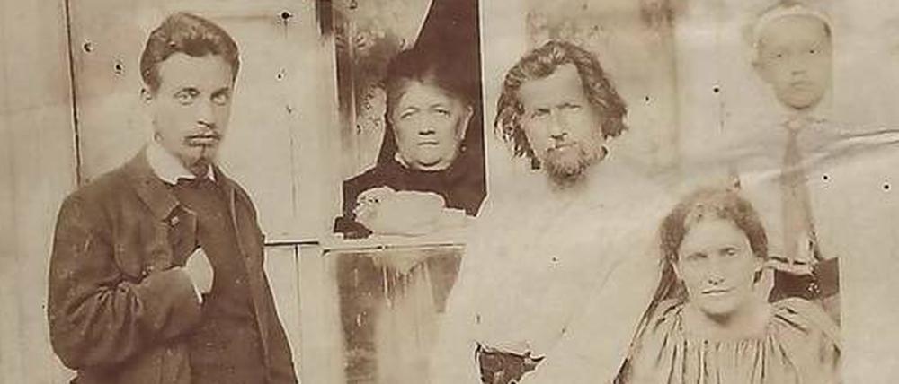Landpartie. Rainer Maria Rilke (links), Lou Andreas-Salomé (rechts) und der russische Bauerndichter Spiridon Droschin (Mitte) auf dem Gut des Schriftstellers Nikolai Tolstoi (1900).